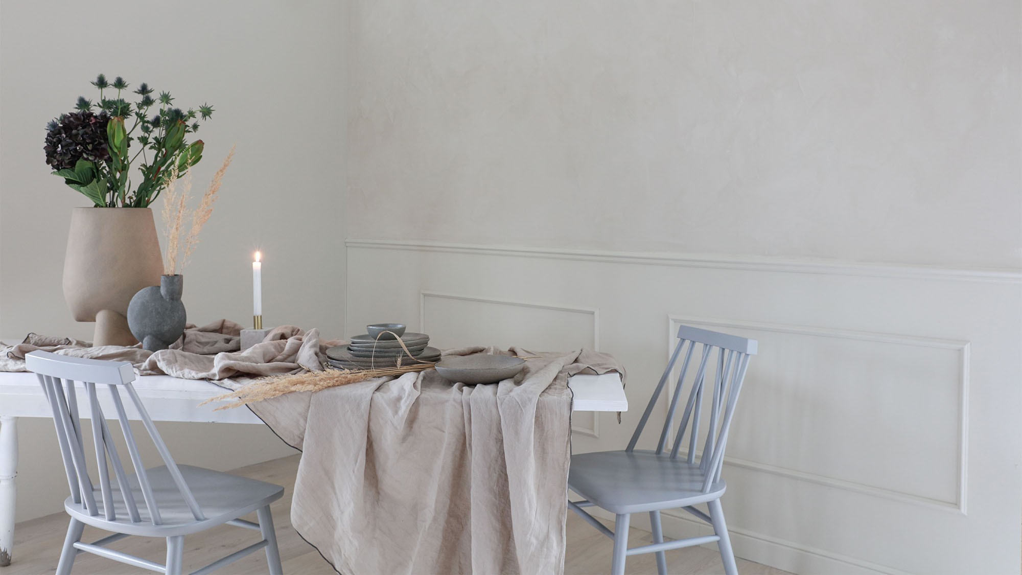 Spiseplass ved veggplater Walls2paint malt i gråtone