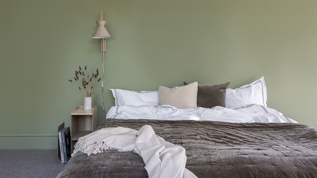 Soverom med Huntonit veggplater malt i grønn