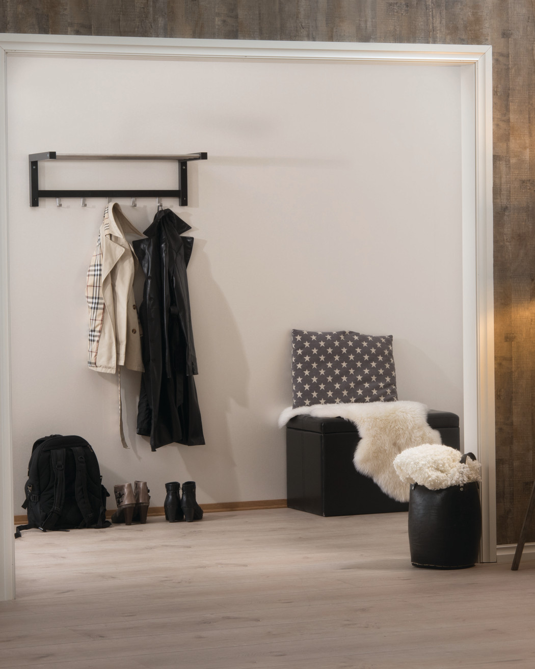 FÅ DET FINT: Walls4You veggplater med Trend White Metallic og Rustic Oak