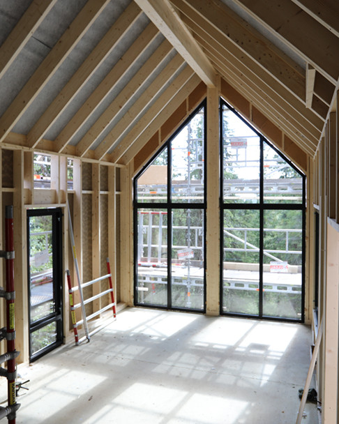 Hytta innvendig under oppføring.