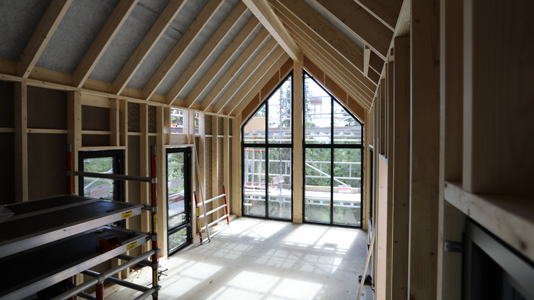 Hytta innvendig under oppføring.