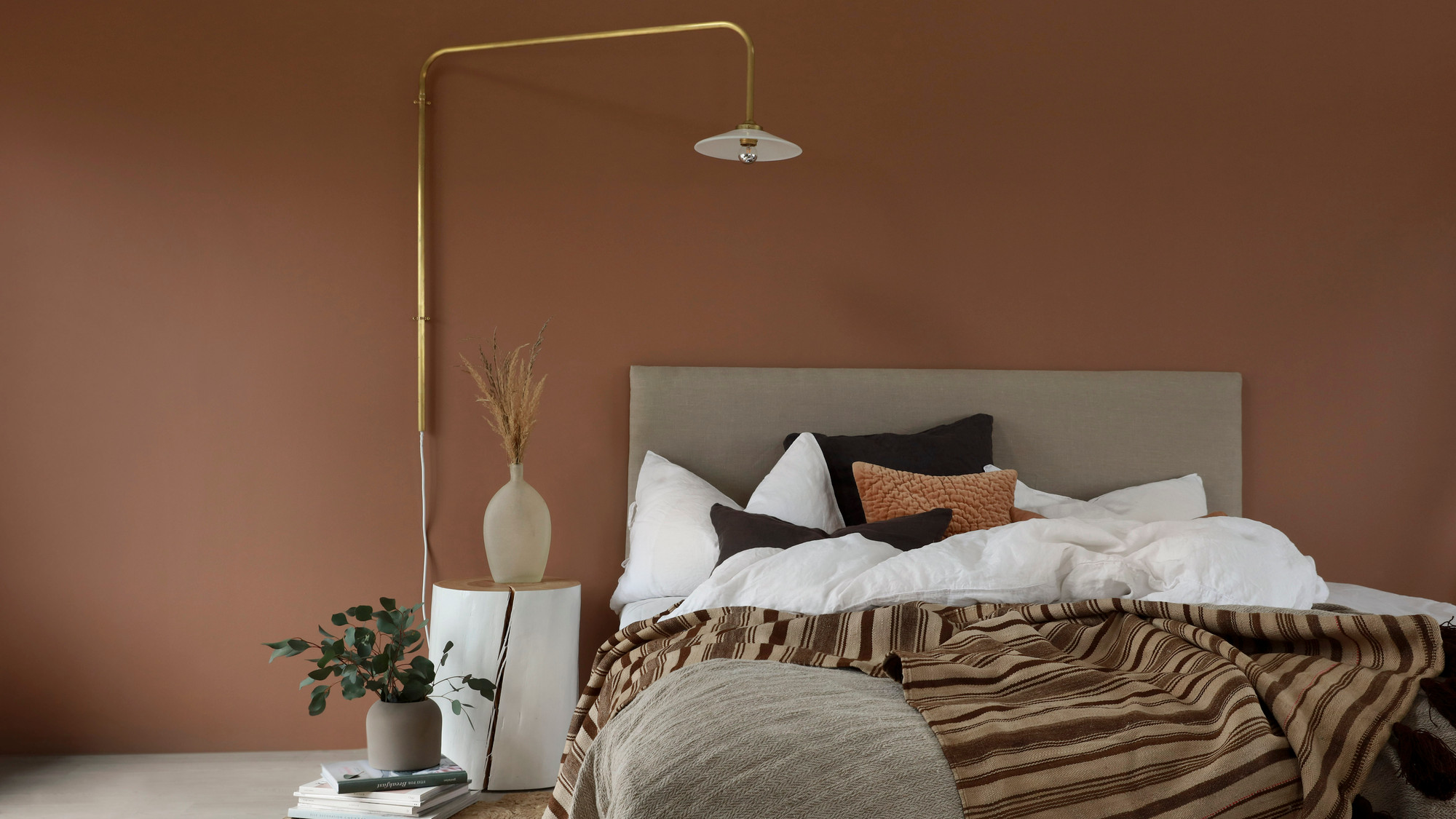 Walls2paint malt i en brent oransjefarge Adventure fra Jotun.