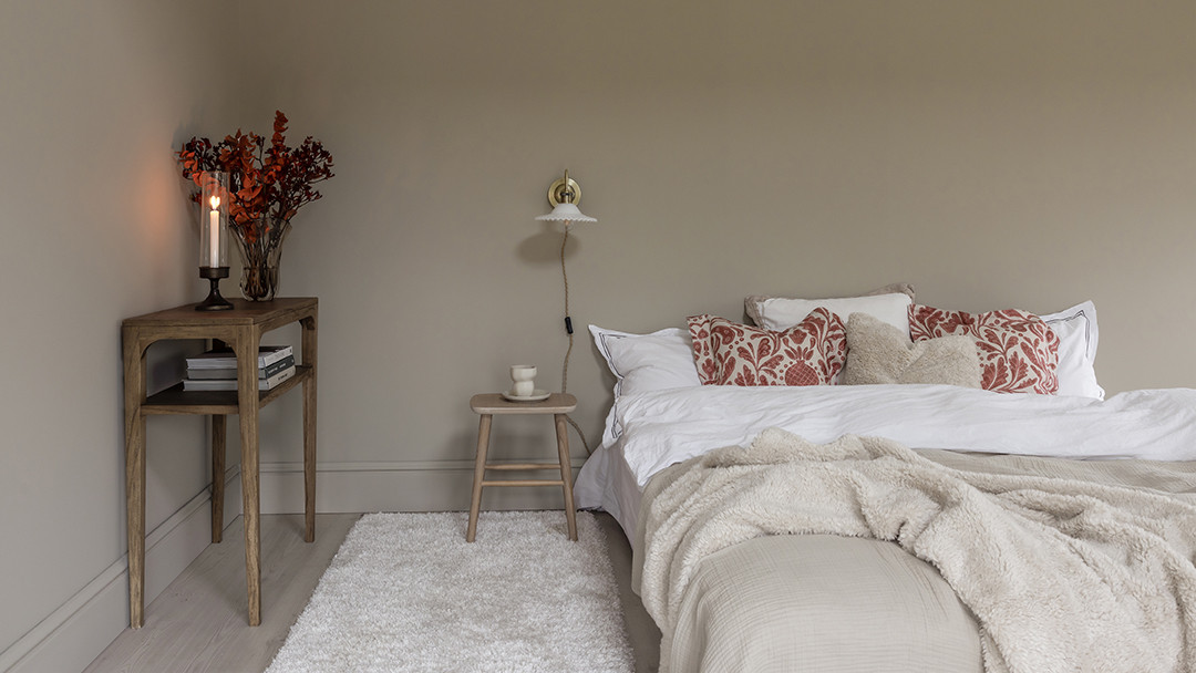 Soverom med vegger malt i en beige farge.