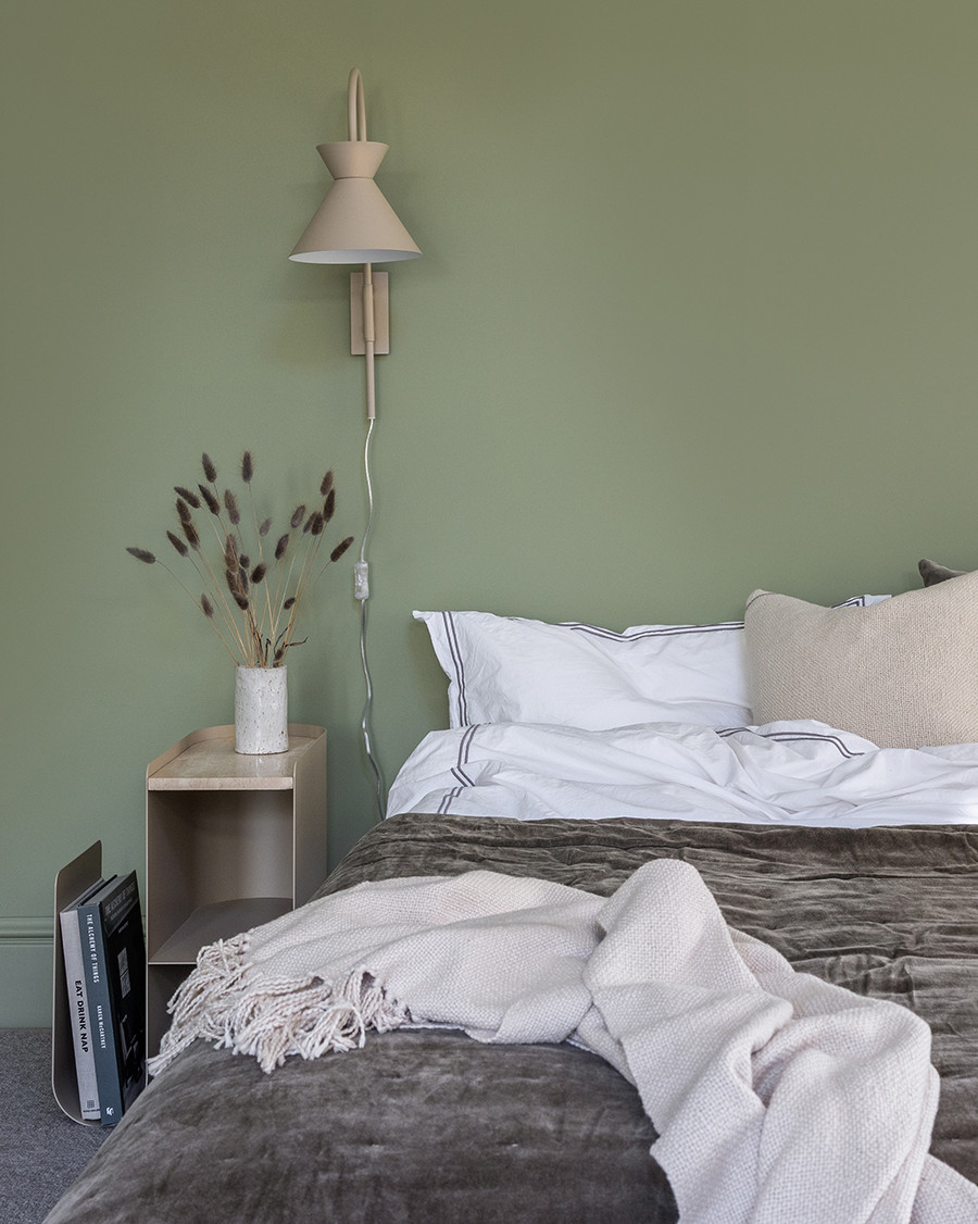 Soverom med Huntonit veggplater malt i grønn
