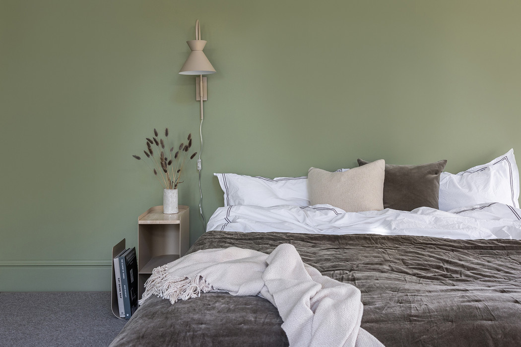 Soverom med Huntonit veggplater malt i grønn