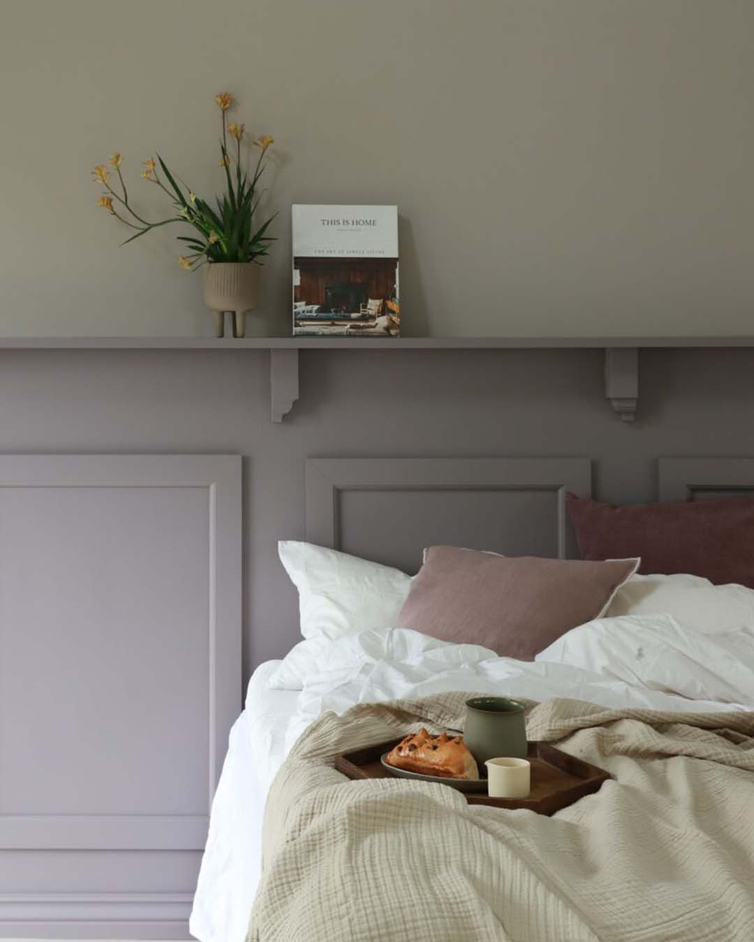 Soverom med brystpanel i en dempet lavendelfarge.